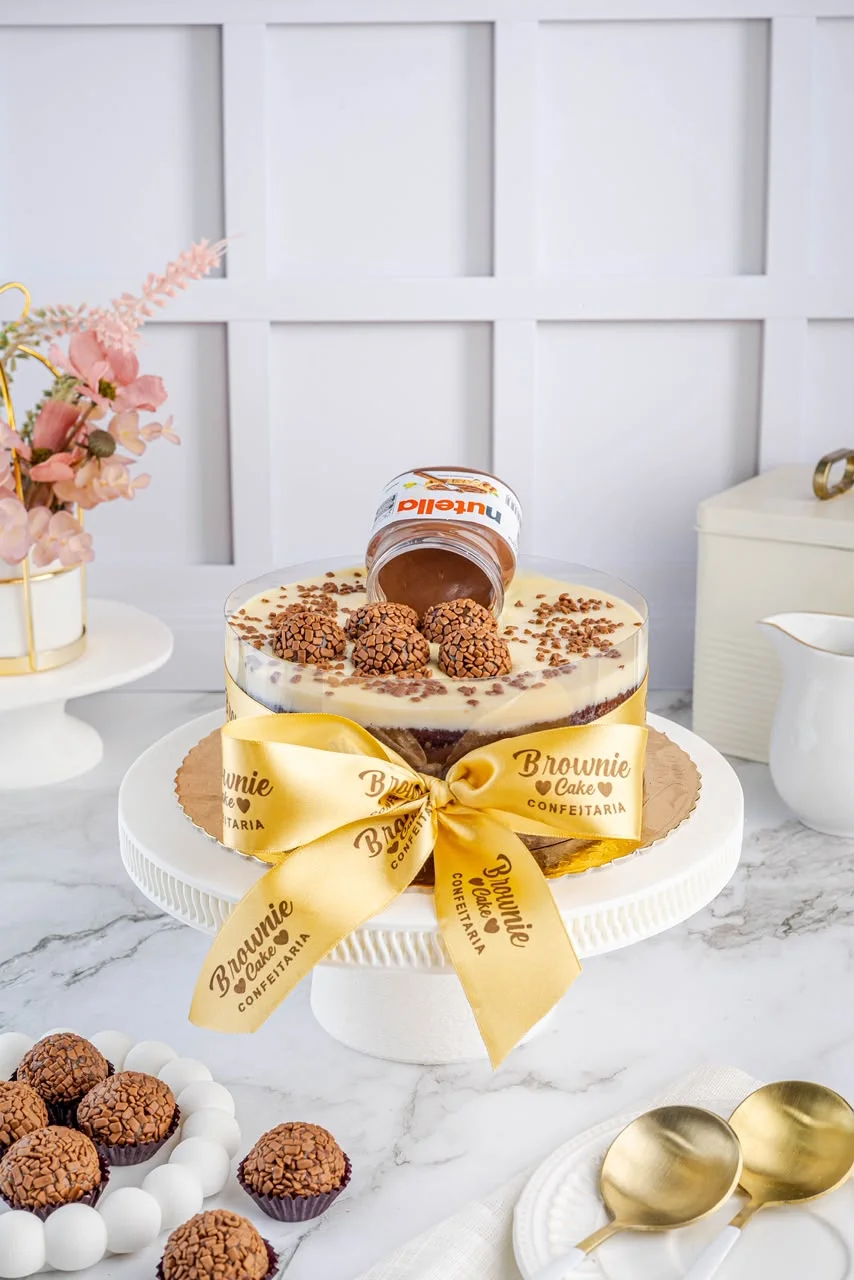 Bolo de chocolate decorado com morangos