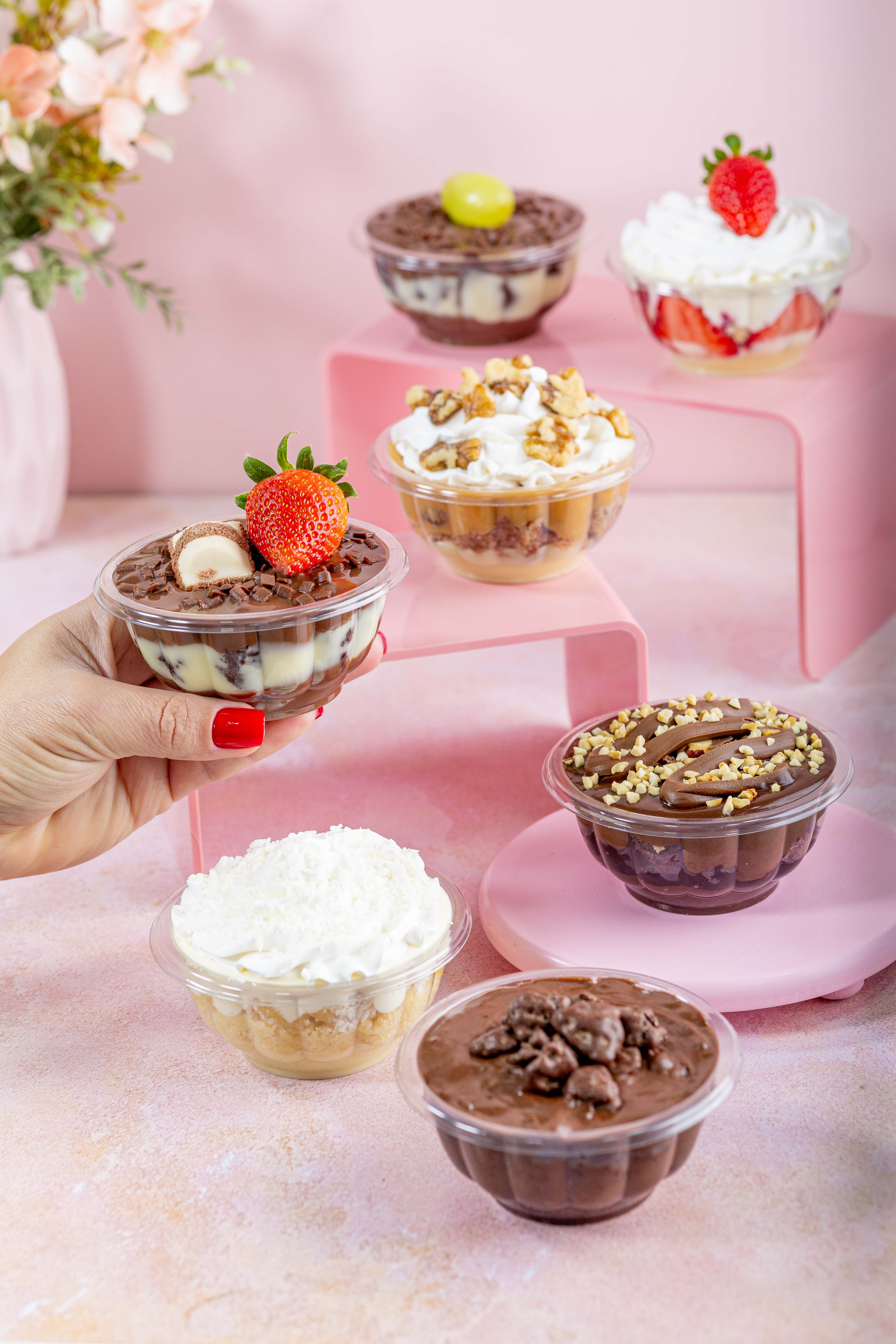 Taças de sobremesa com chocolate e frutas da Brownie Cake